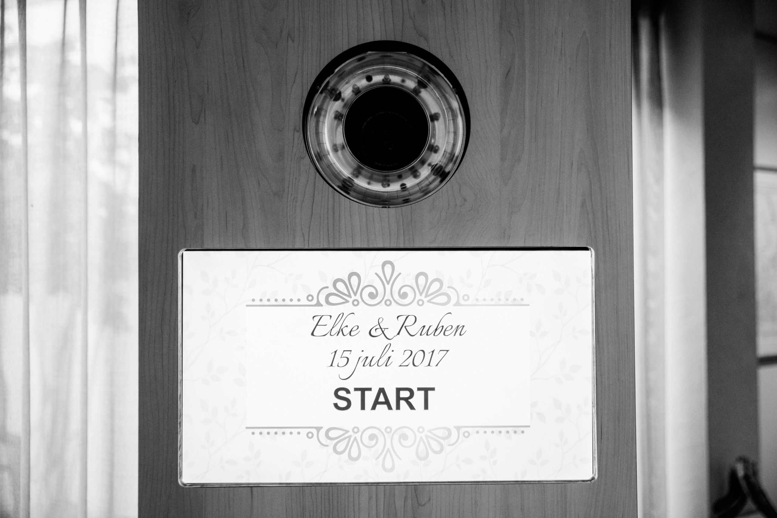 Start screen of the photo booth with the names of the bride and groom